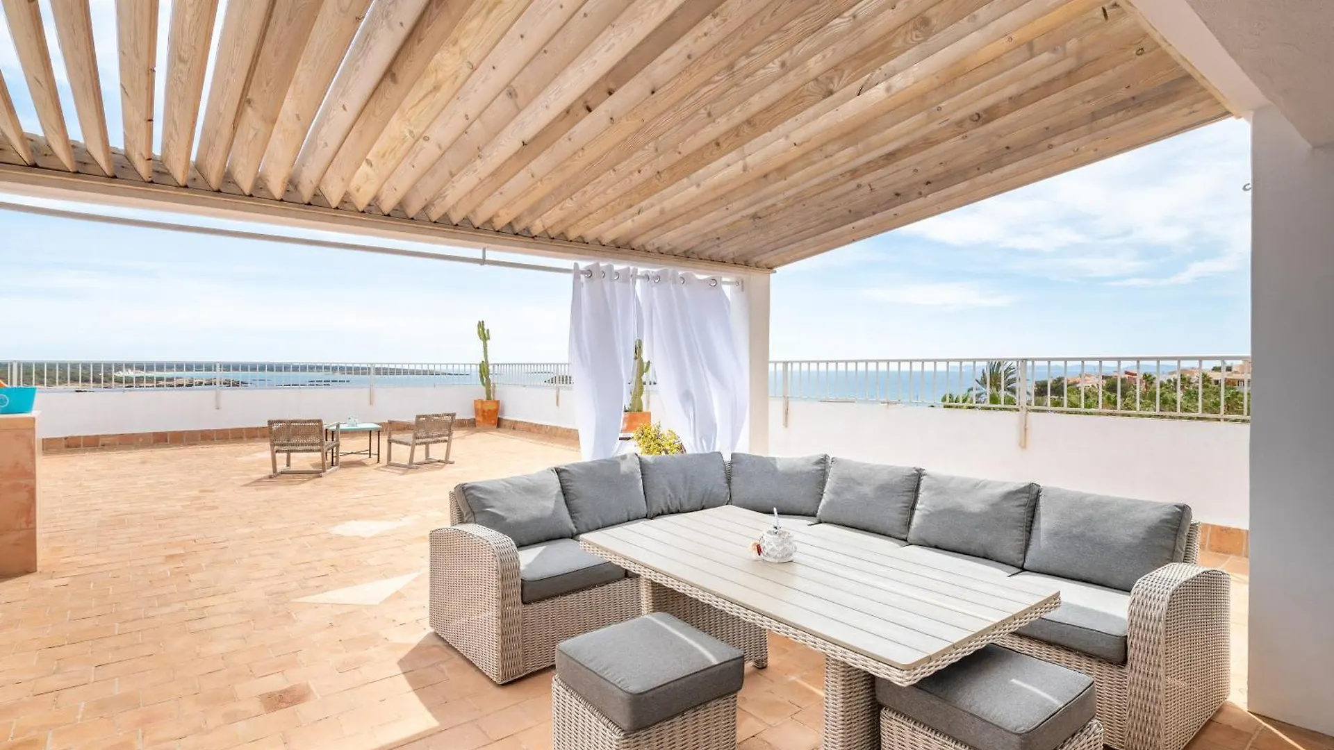 Beachfront Penthouse 콜로니아 산트 호르디 0*,  스페인
